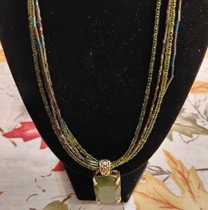 Elegant Green and Gold Pendant Necklace
